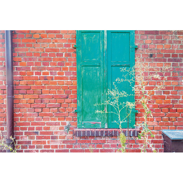 Haidemühl; geschlossene Fensterläden