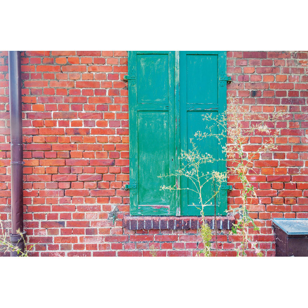 Haidemühl, geschlossene Fensterläden